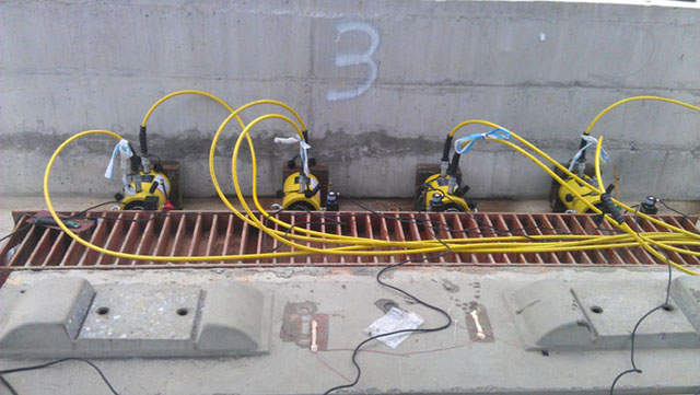铁四院测试轨道板与底座板间填充层受力与位移的对应关系和相应的浆力实验